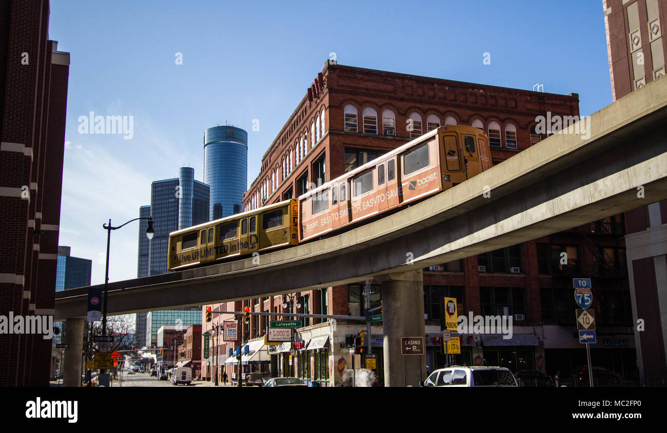 Panorama du centre-ville de Detroit avec le Renaissance Center et le monorail People Mover. Detroit est la plus grande ville de l'état. Banque D'Images