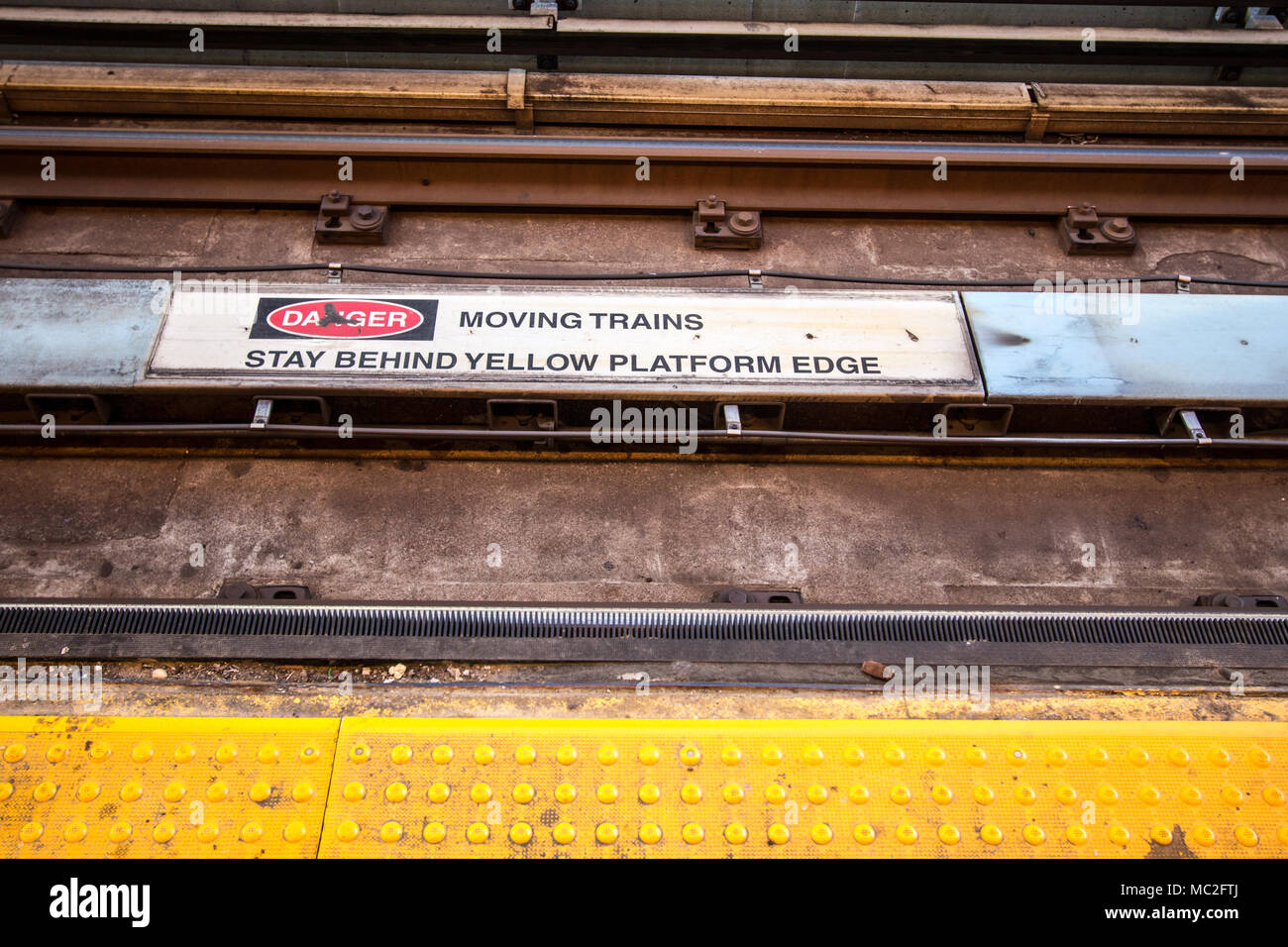 Avertissement La voie de métro. Et le symbole d'avertissement de message les navetteurs à rester loin de bord de la plate-forme. Banque D'Images