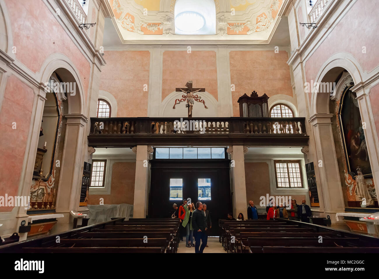 Lisbonne, Portugal. Choir balcon et crucifix de Igreja da Conceicao Velha ou ancienne Notre Dame de la conception de l'intérieur de l'Église. Banque D'Images