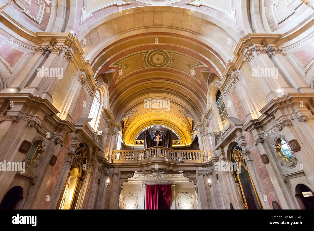 Lisbonne, Portugal. Baroque Choir balcon, orgue à tuyaux, crucifix. L'église de Santo Antonio de Lisboa. Saint Antoine de Padoue / Padova / Lisbonne berceau Banque D'Images