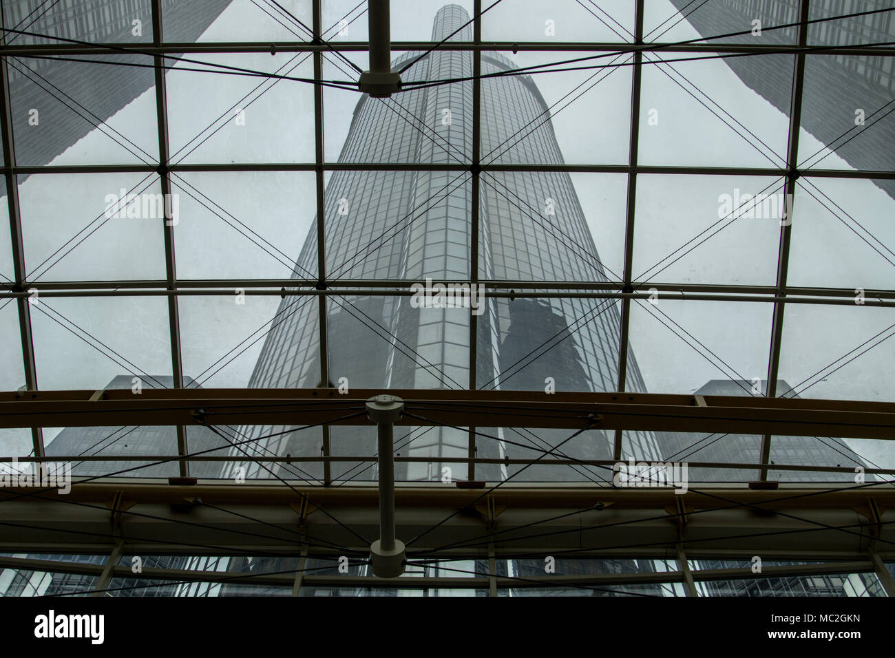 Detroit, Michigan, USA - Le 28 mars 2018 : La Renaissance Center, vue de l'intérieur de l'atrium de verre. Les tours sont le siège mondial f Banque D'Images