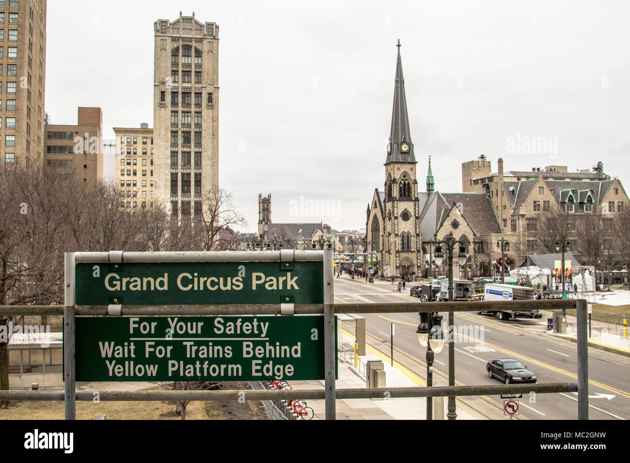 Detroit, Michigan, USA - Le 28 mars 2018 : Les toits et les rues de l'historique Grand Circus Park du centre-ville de Detroit, Michigan. Banque D'Images