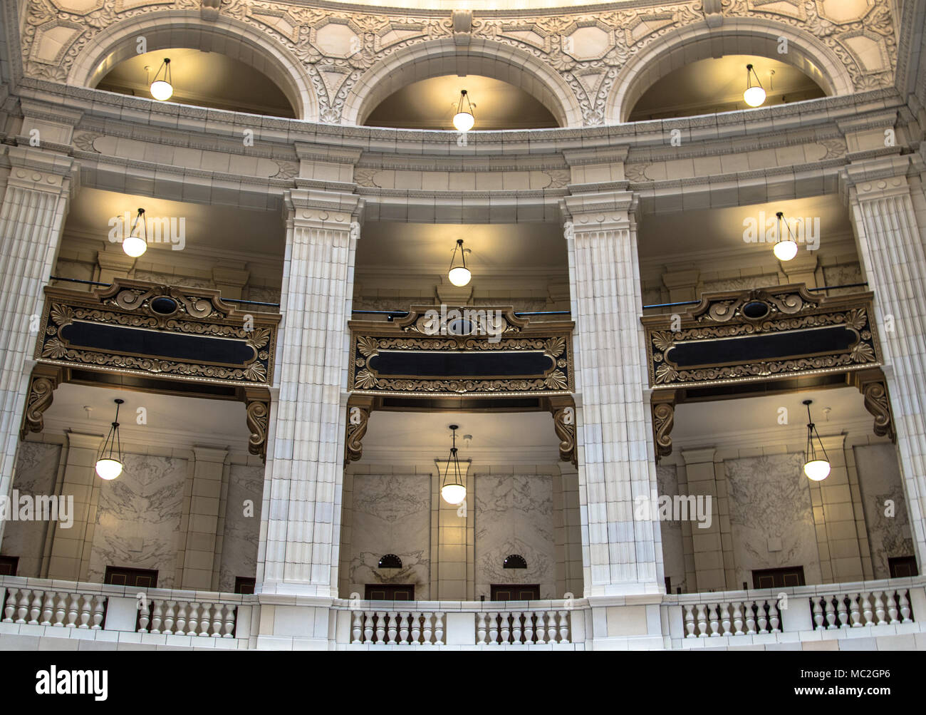 L'intérieur de l'édifice Whitney David à Detroit. Achevé en 1915, le gratte-ciel historique dispose d'un atrium de 4 étages et l'hôtel. Banque D'Images