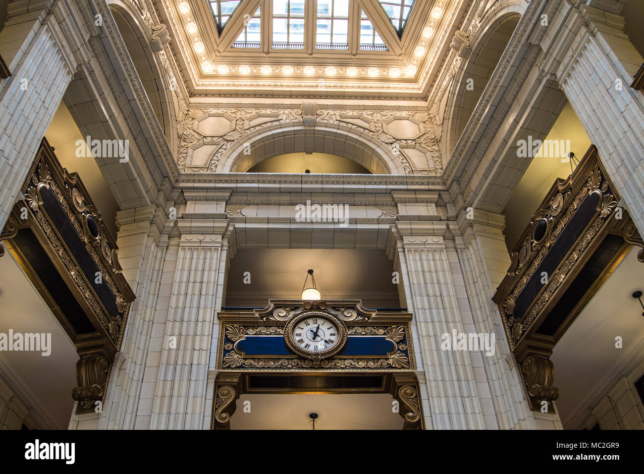 L'intérieur de l'édifice Whitney David à Detroit. Achevé en 1915, le gratte-ciel historique dispose d'un atrium de 4 étages et l'hôtel. Banque D'Images