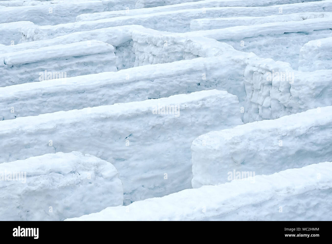Labyrinthe d'hiver avec la neige les murs. Banque D'Images