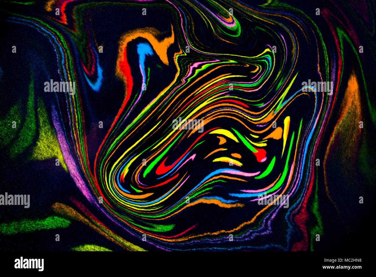 Peinture acrylique abstrait coloré. L'huile naturelle mélange dynamique de l'écoulement du fluide des pigments colorés sur fond noir. Naturellement floue. Banque D'Images
