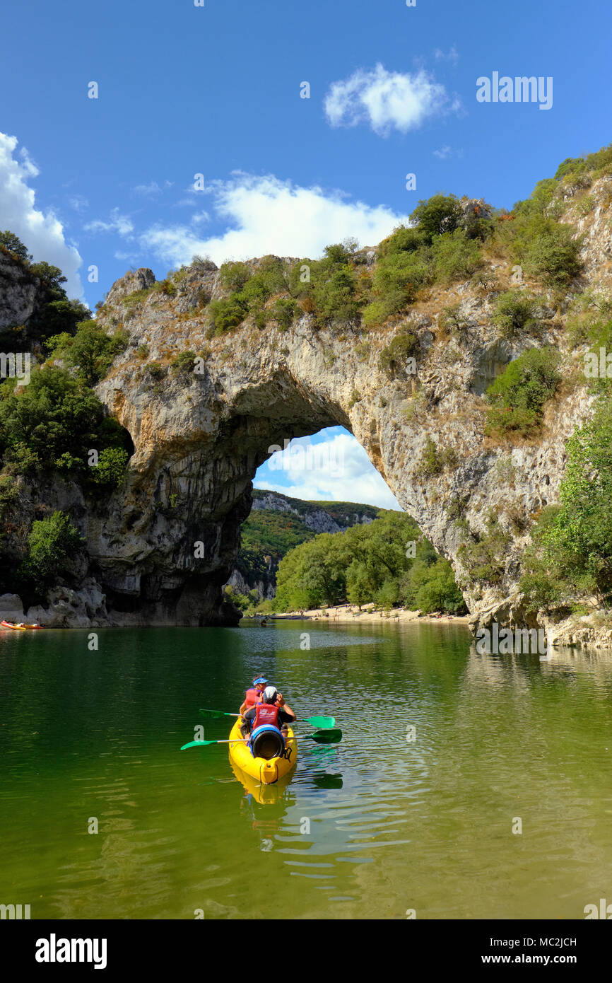 Canoë à l'arche en pierre naturelle du Pont d'Arc dans les gorges de l'Ardèche, dans le sud de la France. Banque D'Images