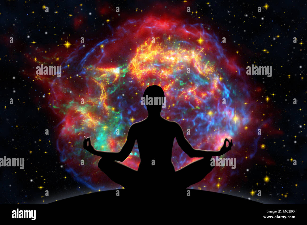 Yoga féminin figure à l'univers de fond avec explosion de supernova. Banque D'Images