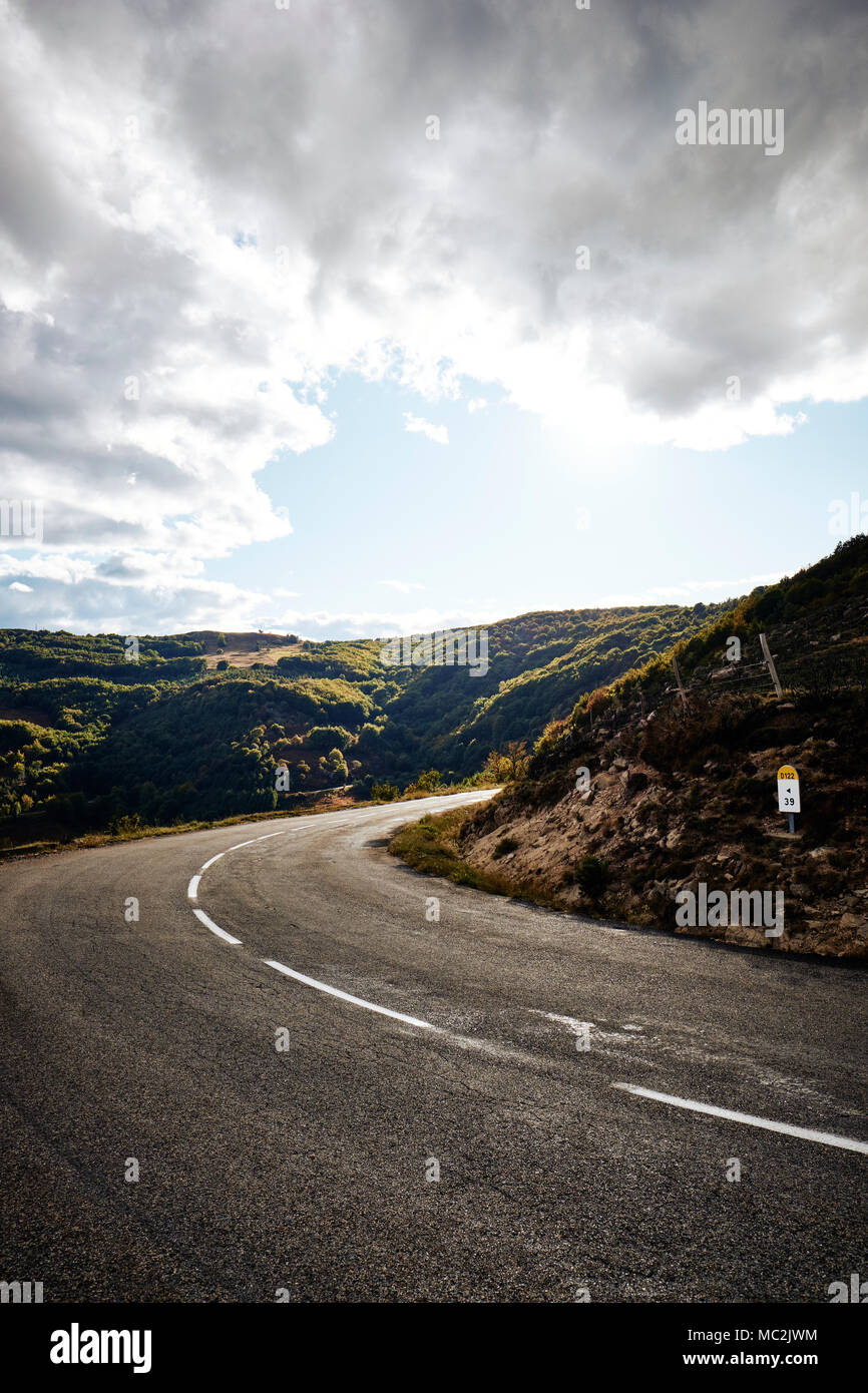 Une lande vide route avec un virage dangereux Banque D'Images