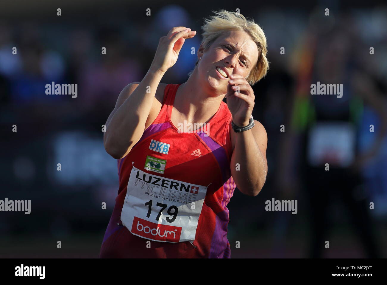 Lucerne, Suisse. 17th, 2012. Christina Obergfoll d'Allemagne réagit après le lancer du javelot le lancer du javelot lors de la réunion de l'événement Banque D'Images