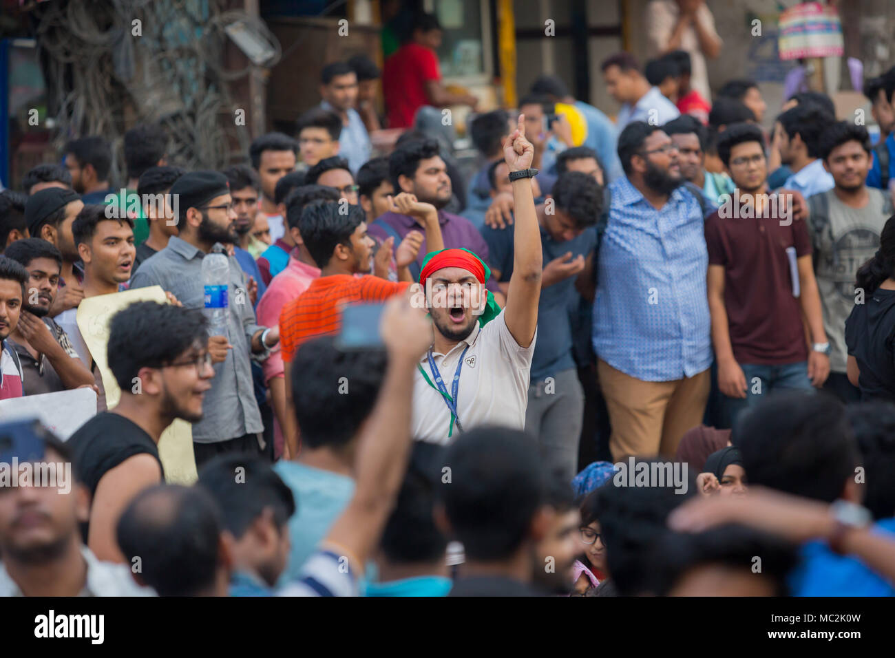 Dhaka, Bangladesh. Apr 11, 2018. Les protestataires manifestant pour une réforme fondamentale dans le système de quotas pour les fonctionnaires ont mis fin à leur agitation après le Premier Ministre Cheikh Hasina a dit qu'il n'y aurait plus de quota. S'il n'a pas ce qu'ils réclament depuis cinq jours, les manifestants ont dit aujourd'hui, ils ont salué la décision et qu'ils n'espère qu'il sera mis en œuvre prochainement. Credit : Tahir Hasan/Pacific Press/Alamy Live News Banque D'Images