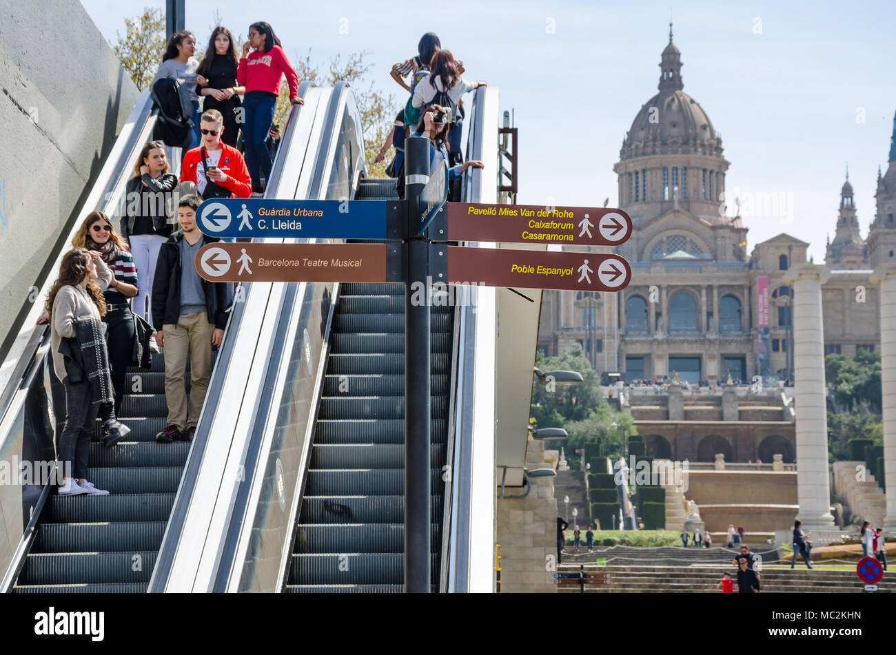 Les gens monter un escalator. Dans la distance est le Calaonia la national art museum. Banque D'Images