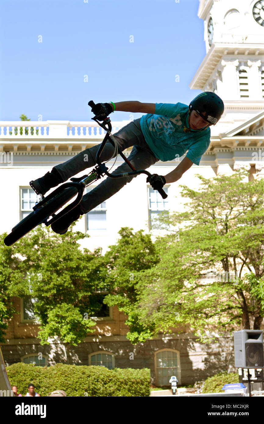 Un adolescent pratique son park trucs et astuces saut avant le début de la compétition de BMX Jam Trans le 26 avril 2014 à Athènes, GA. Banque D'Images