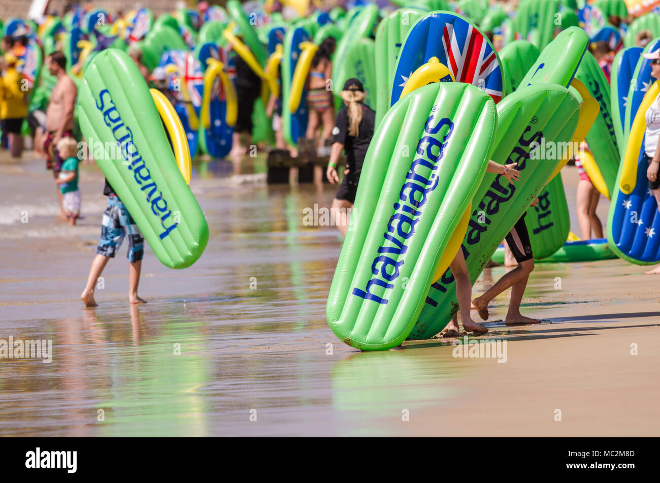 Amateurs de l'exercice inflatable Havianas tongs dans les vagues à l'Australie, l'événement annuel jour coin douillet, Torquay, Surf Coast, Victoria, Australie Banque D'Images