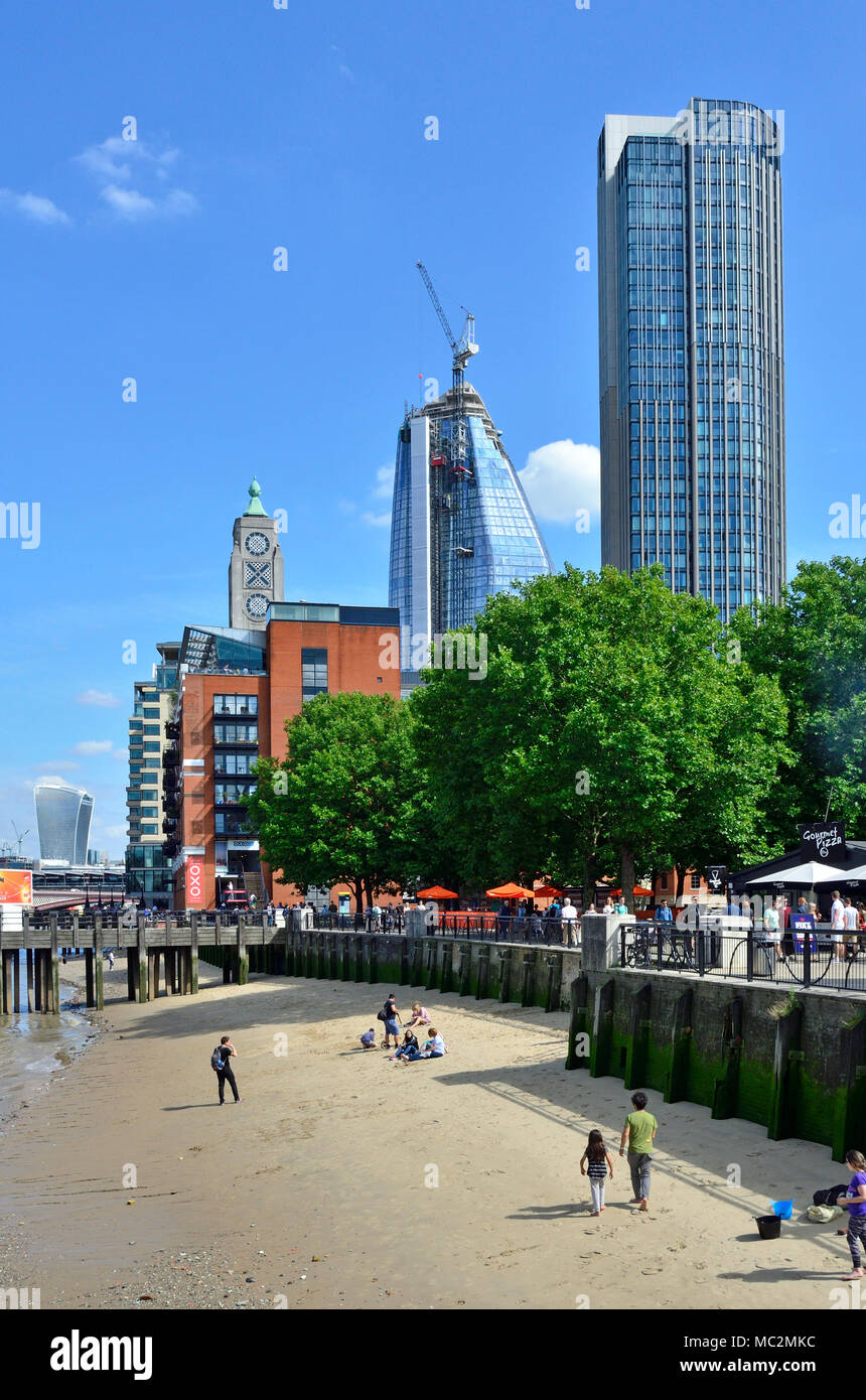 Londres, Angleterre, Royaume-Uni. Gabriel's Beach, South Bank à marée basse. Banque D'Images