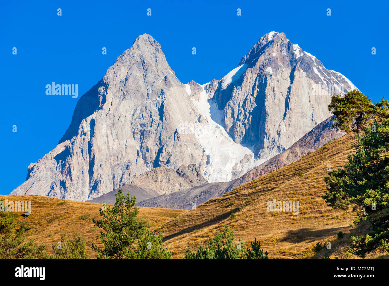 Ushba est l'un des plus remarquables pics des montagnes du Caucase. Il est situé dans la région de Svaneti de Géorgie. Banque D'Images
