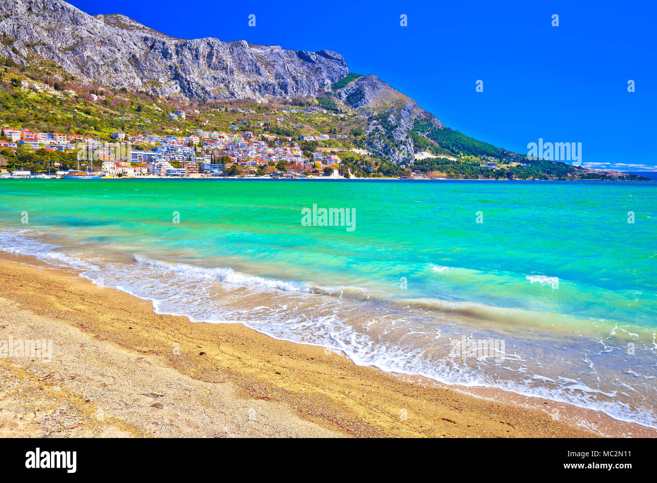 Ville De Supetar Plage De Sable Fin Et La Montagne De