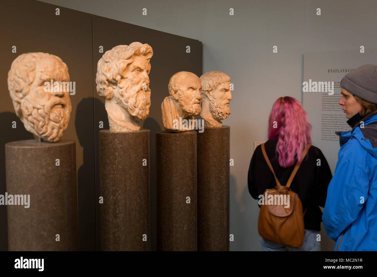 Les visiteurs admirer les chefs de grec ancien philosophes hellénistiques (L-R) : Sokrates, Antisthène, Chrysippe et Epikouros, dans le British Museum, le 11 avril 2018, à Londres, en Angleterre. Banque D'Images