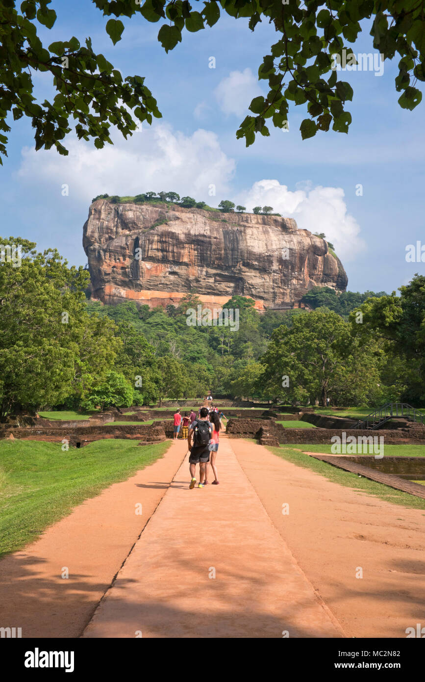 Vue verticale de touristes début le marcher jusqu'à Sigiriya ou Lions Rock au Sri Lanka. Banque D'Images