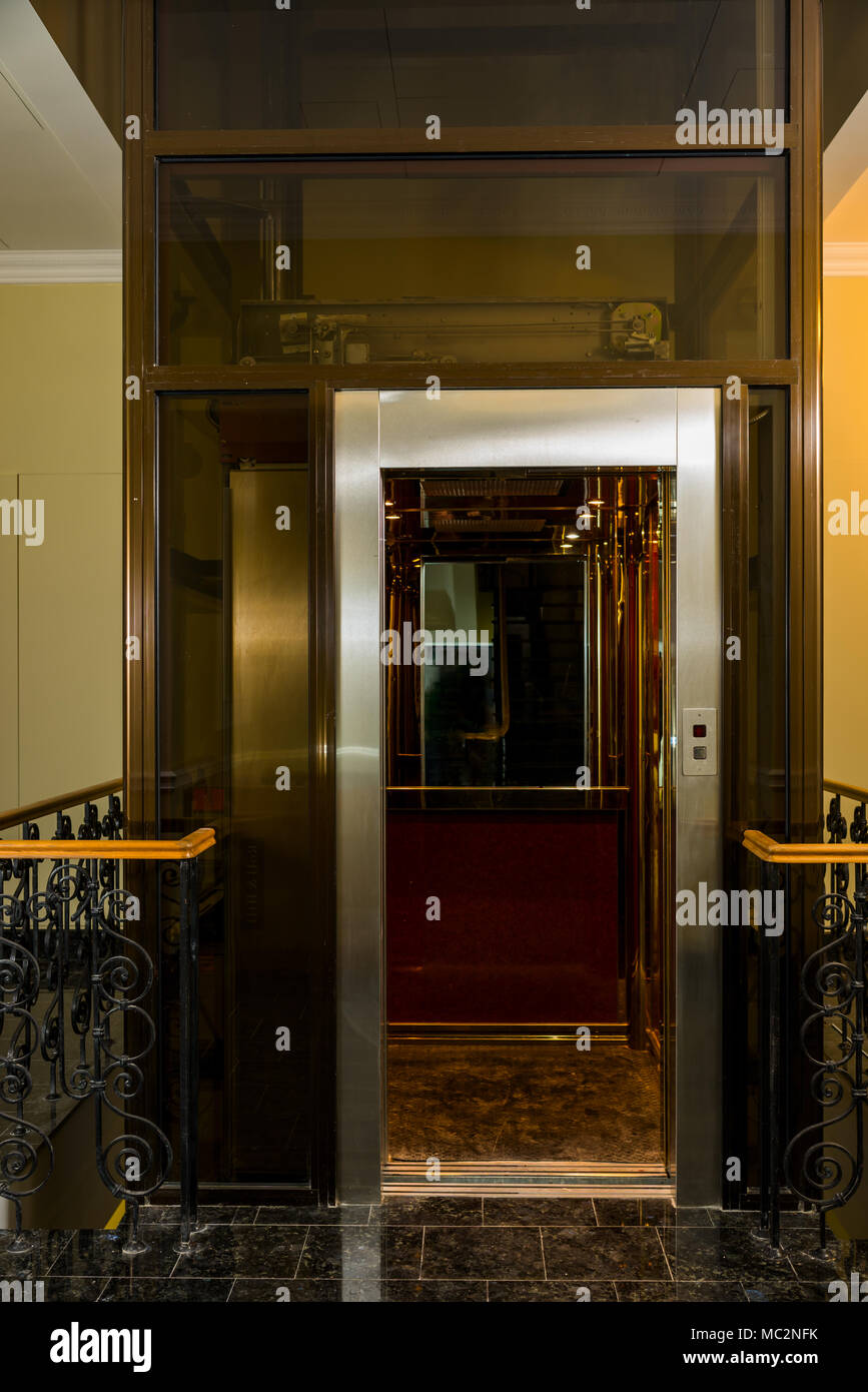 Ouvrir les portes métalliques avec ascenseur Banque D'Images