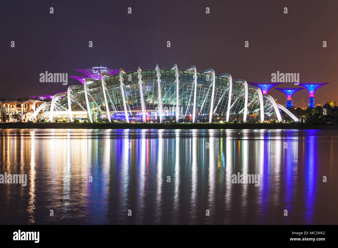 Singapour - le 16 octobre 2014 : Dôme de fleurs à Marina Bay Garden au coucher du soleil. Banque D'Images