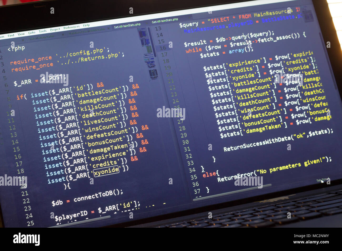 PHP code d'arrière-plan. Le code source de programmation de l'ordinateur. L'écran Résumé de développeur web. La technologie numérique contexte moderne. Le code est créé par mysel Banque D'Images