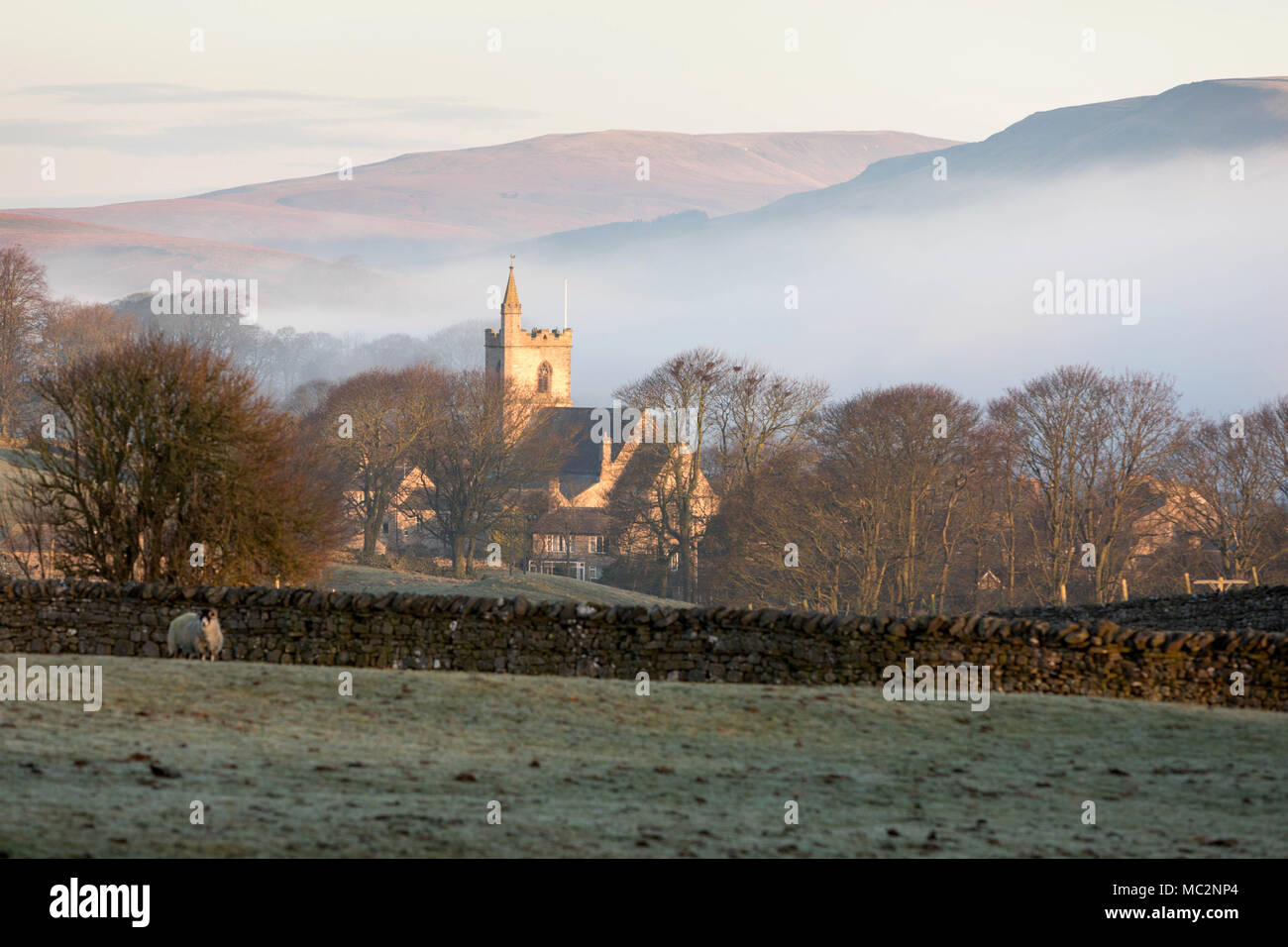 Dawn mist qui est dans la vallée à Hawes dans Wensleydale Banque D'Images