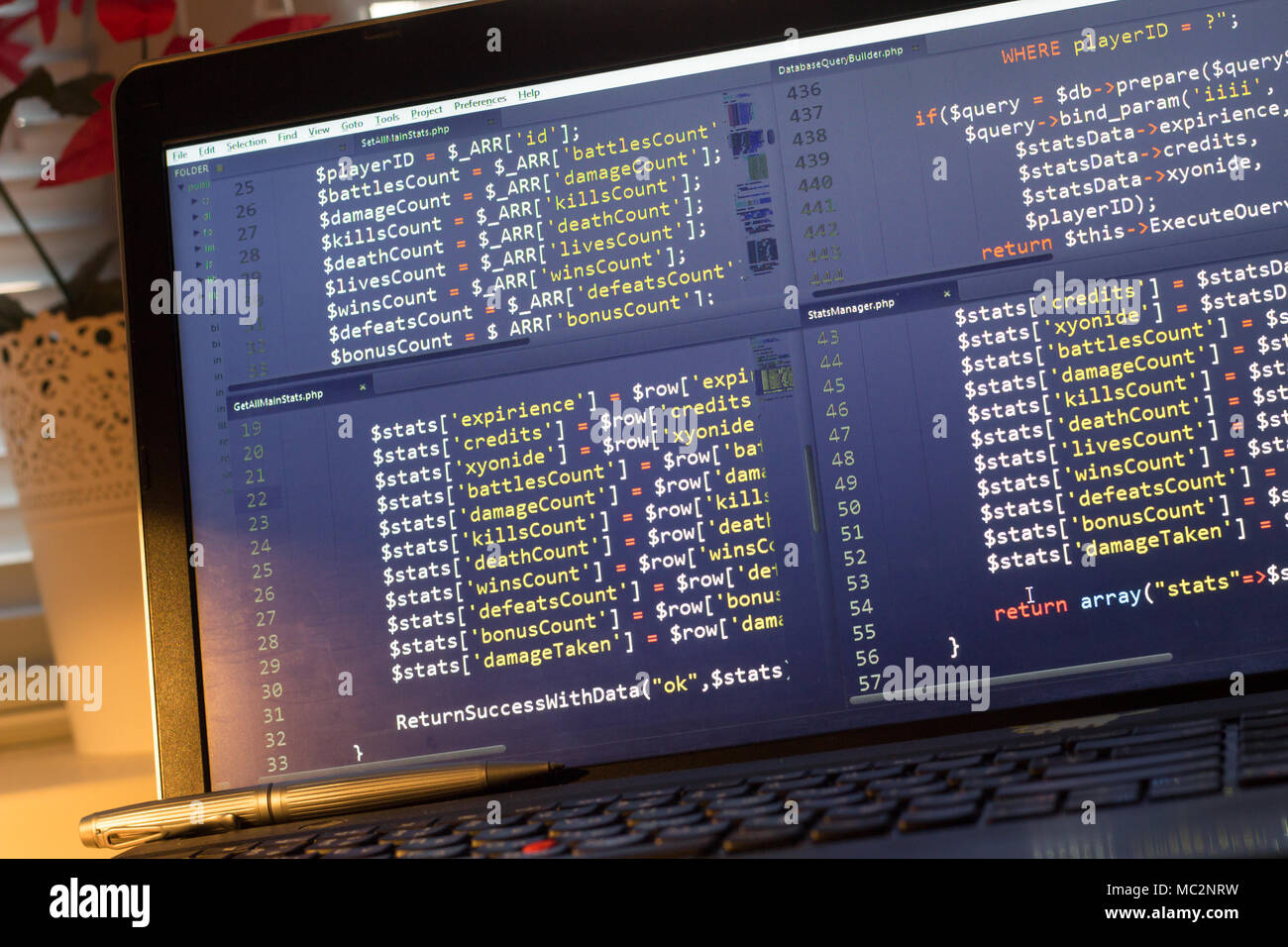 PHP code d'arrière-plan. Le code source de programmation de l'ordinateur. L'écran Résumé de développeur web. La technologie numérique contexte moderne. Le code est créé par mysel Banque D'Images