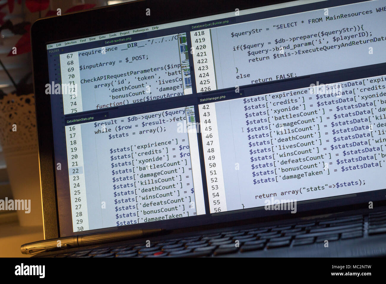 PHP code d'arrière-plan. Le code source de programmation de l'ordinateur. L'écran Résumé de développeur web. La technologie numérique contexte moderne. Le code est créé par mysel Banque D'Images
