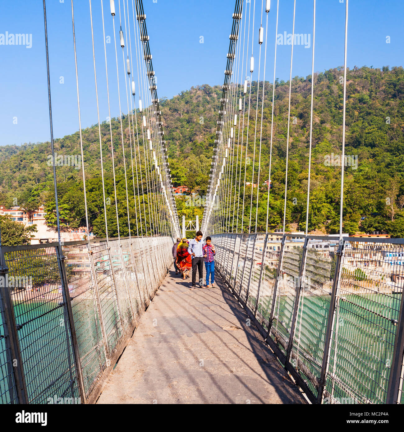 RISHIKESH, INDE - 12 NOVEMBRE 2015 : Lakshman Jhula est un pont suspendu en fer situé à Rishikesh, l'état de Uttarakhand en Inde. Banque D'Images