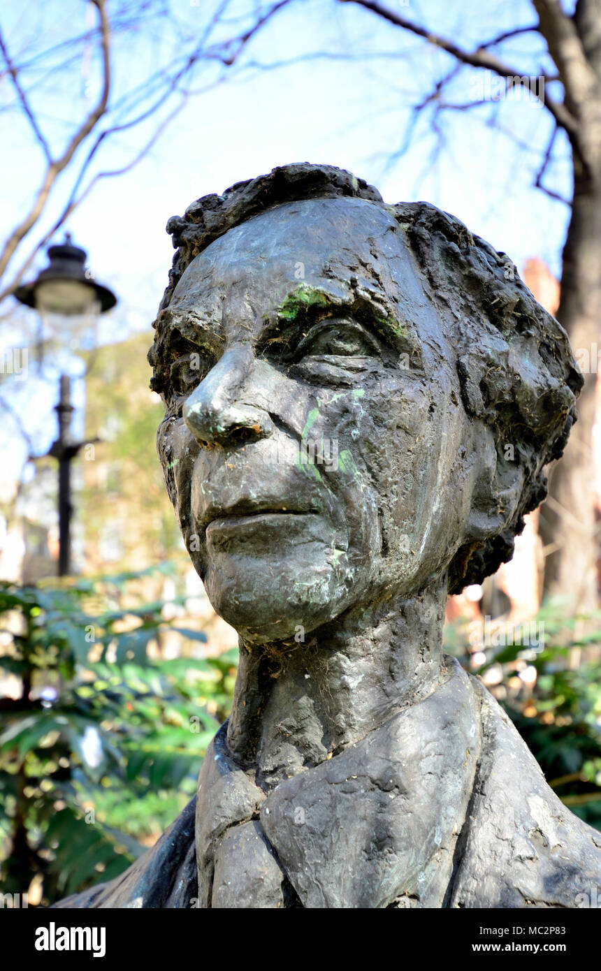 Londres, Angleterre, Royaume-Uni. Buste commémoratif de Marcelle (Quinton, 1980) de Bertrand Russell (1872-1970) Philosophe ; dans Red Lion Square Banque D'Images