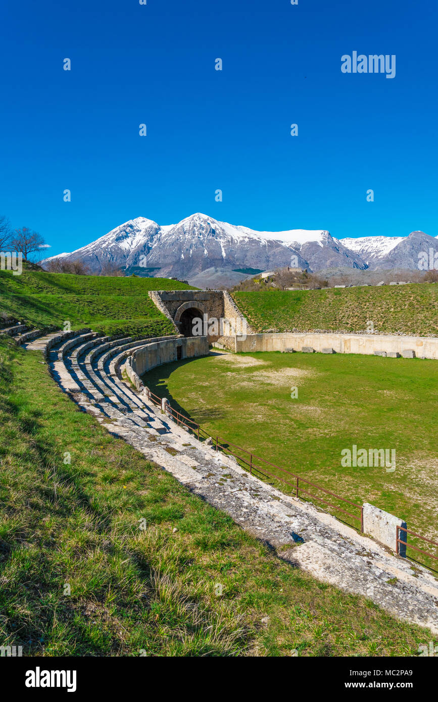 Alba Fucens (Italie) - Un site archéologique romain évocatrice avec amphithéâtre, dans un parc public, en face du Monte Velino montagne avec la neige, les Abruzzes Banque D'Images