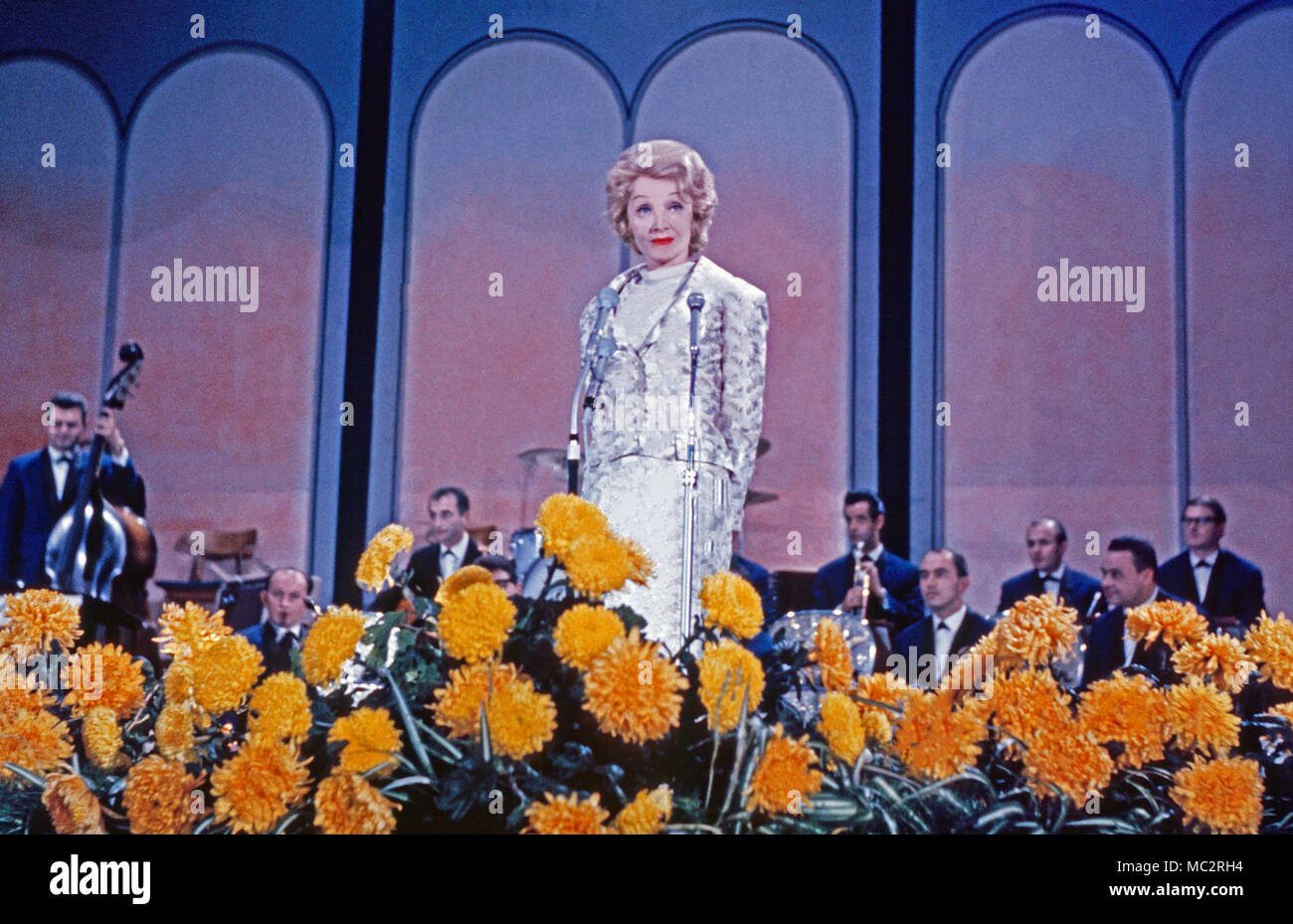 Marlene Dietrich, deutsch amerikanische Sängerin Schauspielerin und bei einem Konzert, 1969. Actrice et chanteuse allemande Marlene Dietrich en concert, 1969 Banque D'Images