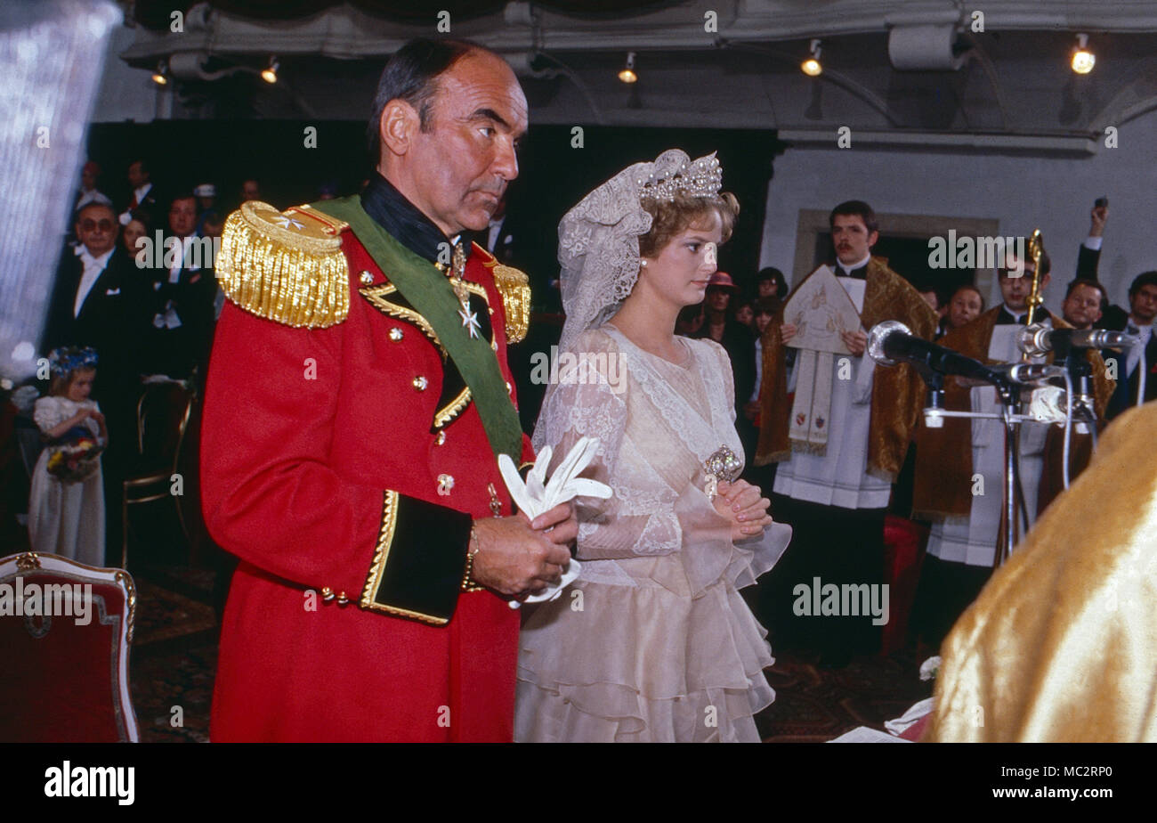Johannes Fürst von Thurn und Taxis bei der Eheschließung mit Gloria von SchönburgGlauchau à Johannes Fürst von Thurn und Taxis bei der Eheschließung mit Gloria von SchönburgGlauchau à