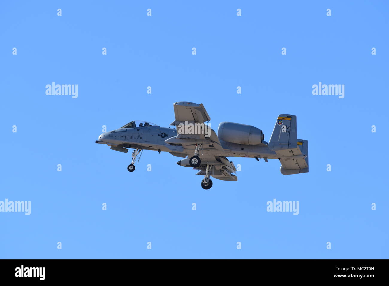 Le capitaine de l'US Air Force, Wilton Cody A-10C Thunderbolt II, commandant de l'équipe effectue un passage train sorti pendant un vol de démonstration pratique à la base aérienne Davis-Monthan Air Force Base, en Arizona, le 17 janvier 2018. L'A-10 se produira à l'équipe de démonstration aérienne 20 montre pour la première fois en sept ans pour la saison 2018, mettant en valeur les capacités de l'A-10. (U.S. Photo de l'Armée de l'air par la Haute Airman Betty R. Chevalier) Banque D'Images