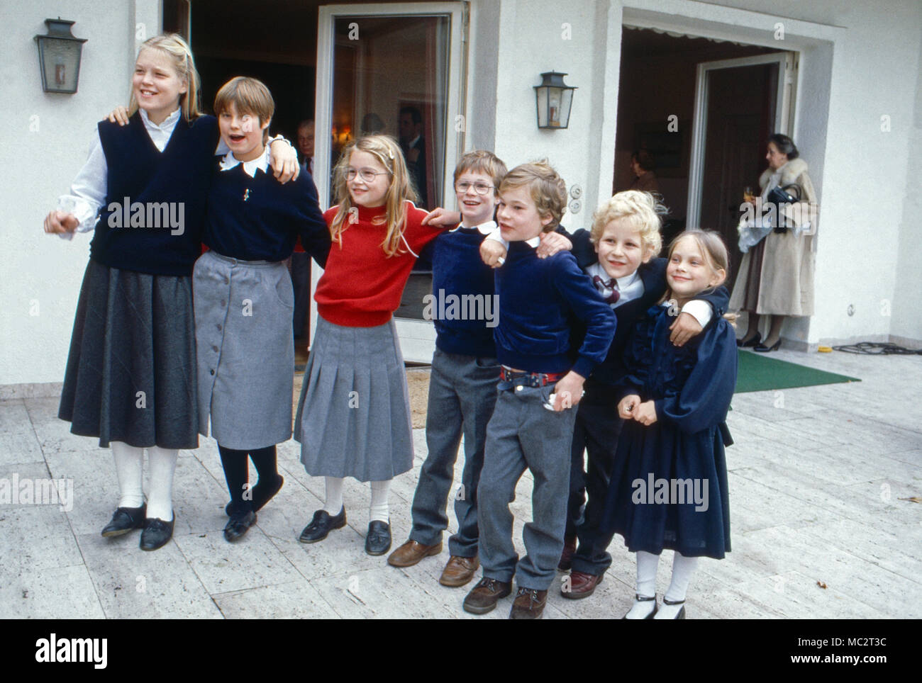 Die Schar der Enkelkinder (v. l.) Rixa, Nathaly, Bibiane, Patrick Edward, Sebastian, Georg Friedrich und Kira Marina bei der Feier des 75. Geburtstags Prinz von Preußen dans Louis Ferdinand von der Villa Monbijou à Berlin, Deutschland 1982. L'essaim de petits-enfants à la célébration du 75e anniversaire de Louis Ferdinand, Prince de Prusse à Villa Monbijou à Berlin, Allemagne, 1982. Banque D'Images