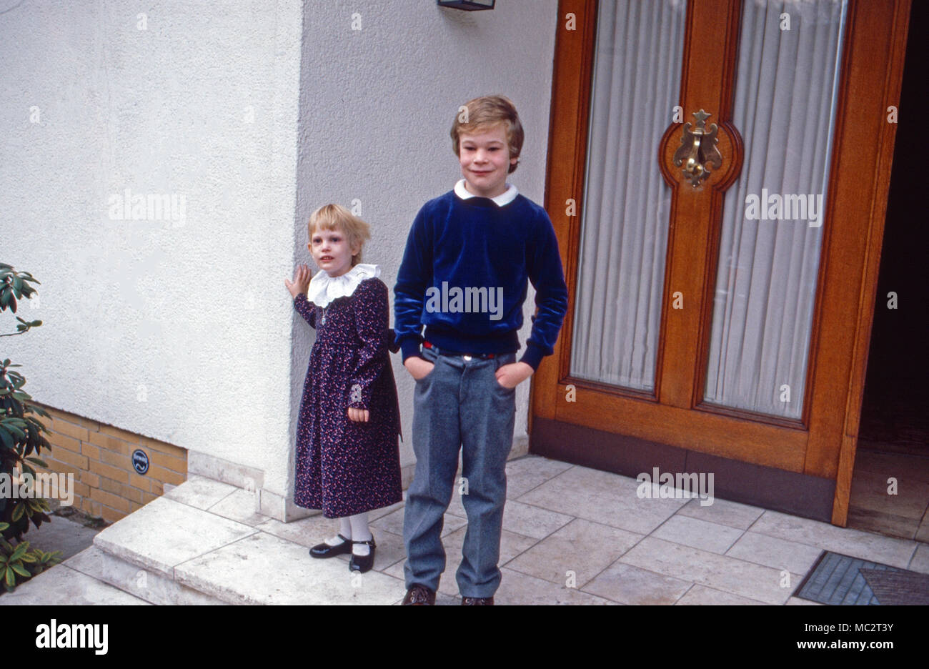 Enkel Sebastian bei der Feier des 75. Geburtstags Prinz von Preußen dans Louis Ferdinand von der Villa Monbijou à Berlin, Deutschland 1982. Petit-fils Sebastian à la célébration du 75e anniversaire de Louis Ferdinand, Prince de Prusse à Villa Monbijou à Berlin, Allemagne, 1982. Banque D'Images