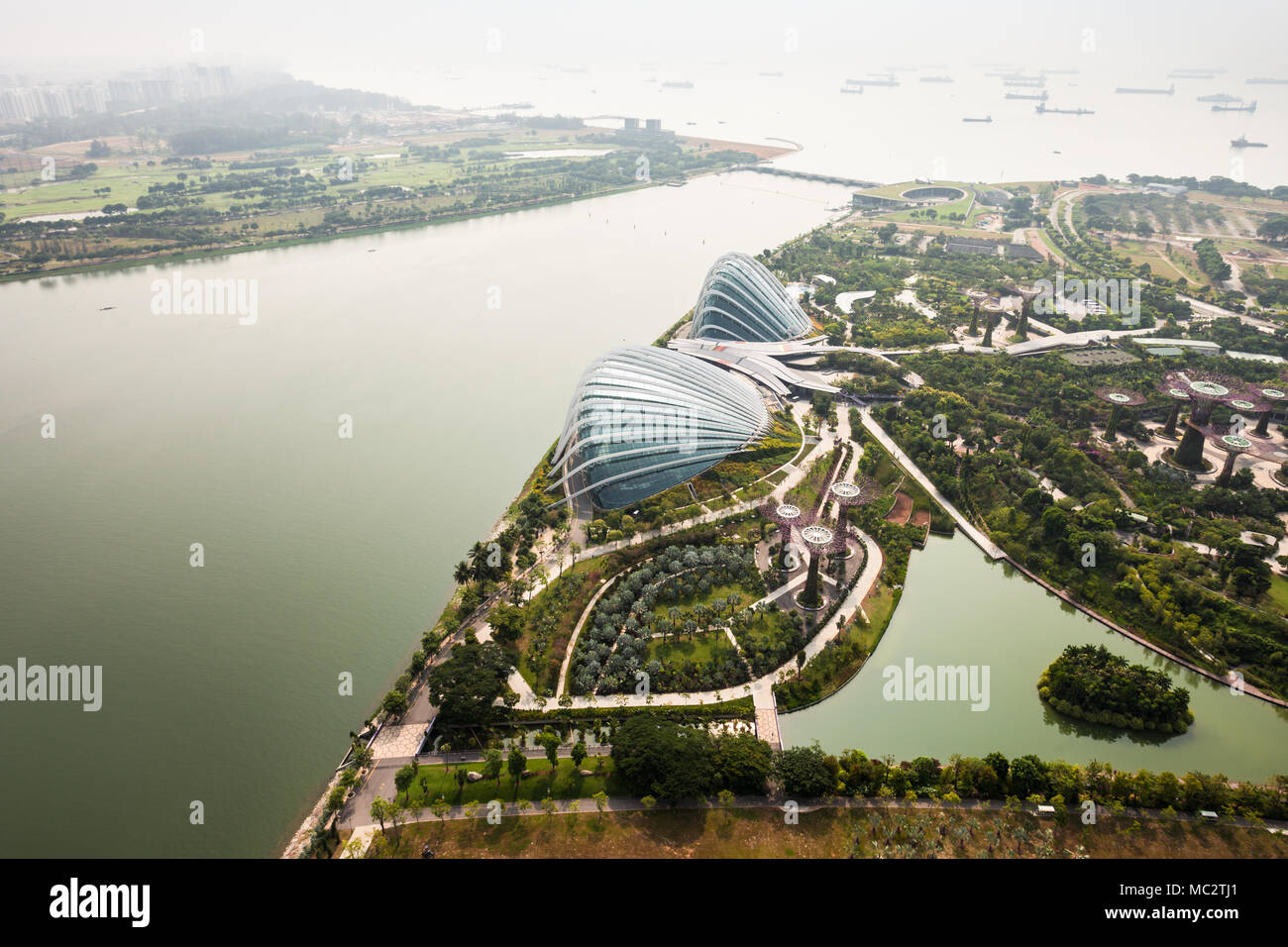 Singapour - le 18 octobre 2014 : Dôme de fleurs à Marina Bay Garden au coucher du soleil. Banque D'Images