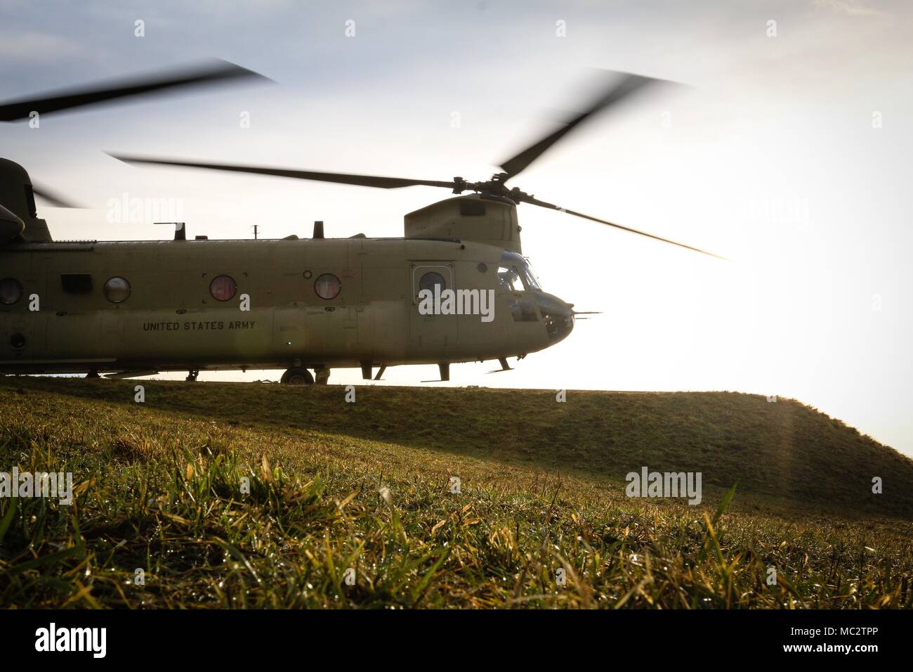 Un CH-47 Chinook avec 1st Air Cavalry Brigade, Division de cavalerie se prépare à décoller durant la formation à Hohenfels Domaine de formation, l'Allemagne, le 25 janvier 2018. L'équipage de l'hélicoptère participe à l'esprit des alliés VIII, un exercice multinational avec plus de 4 100 participants de 10 nations qui est conçu pour accroître l'interopérabilité entre les forces armées et l'amélioration de l'armée américaine est prête. (U.S. Photo de l'armée par la CPS. Hubert D. Delany III / 22e Détachement des affaires publiques mobiles) Banque D'Images