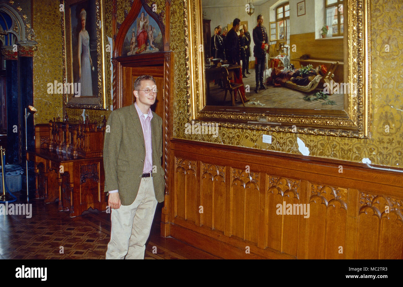 Georg Friedrich, Prinz von Preußen, vor dem Gemälde 'Kronprinz Friedrich Wilhelm an der Bahre des généraux Abel Douay' von Anton von Werner im Königssaal von Burg Hohenzollern, Deutschland 2006. Georg Friedrich, Prince de Prusse, avec une peinture d'Anton von Werner à 'Koenigssaal' Hall du Château de Hohenzollern, Allemagne 2006. Banque D'Images