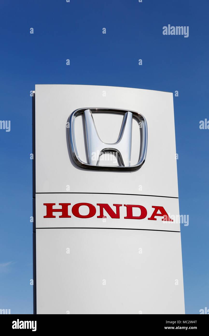 Horsens, Danemark - 2 Avril, 2018 : Honda logo sur un panneau. Honda est une société multinationale publique japonais Banque D'Images Horsens, Danemark - 2 Avril, 2018 : Honda logo sur un panneau. Honda est une société multinationale publique japonais Banque D'Images