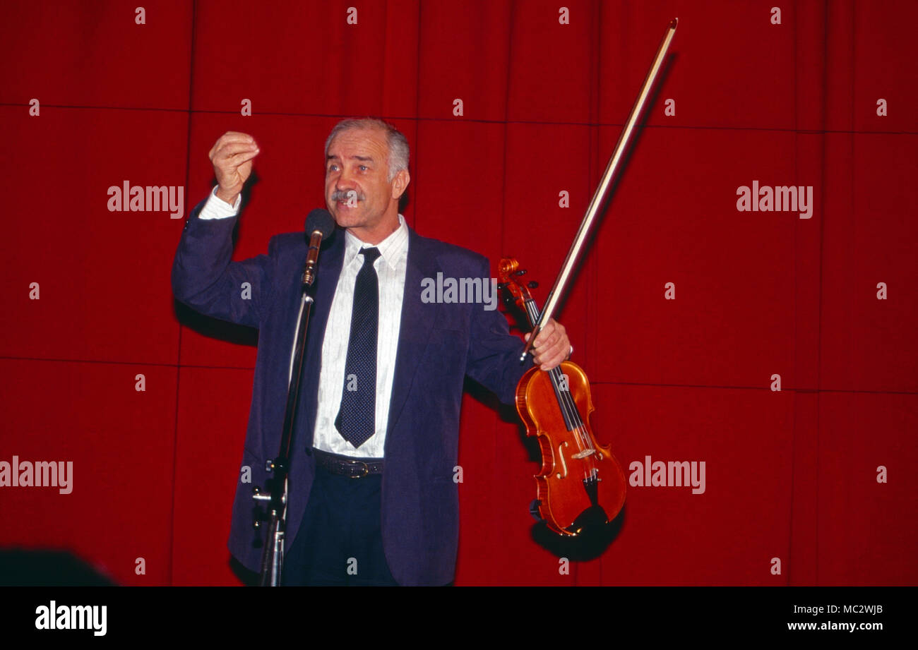Armin Mueller Stahl, acteurs et actrices deutscher und Musiker, bei der Pressekonferenz zum Spielfilm 'Avalon' dans la région de Hamburg, Deutschland 1990. L'acteur allemand Armin Mueller-Stahl musicien et à la conférence de presse pour le film 'Avalon' à Hambourg, Allemagne 1990. Banque D'Images
