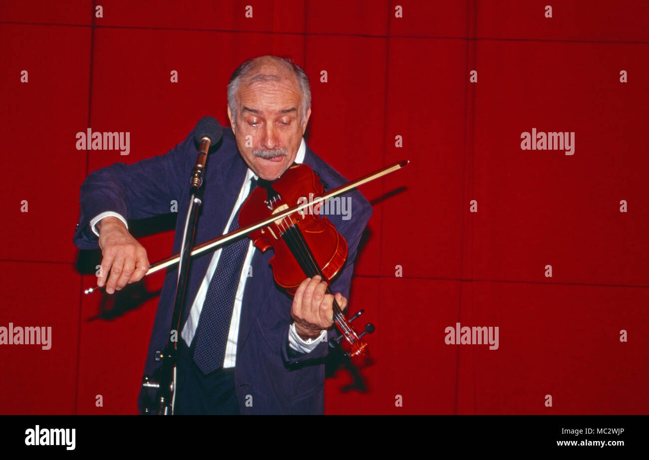 Armin Mueller Stahl, acteurs et actrices deutscher und Musiker, bei der Pressekonferenz zum Spielfilm 'Avalon' dans la région de Hamburg, Deutschland 1990. L'acteur allemand Armin Mueller-Stahl musicien et à la conférence de presse pour le film 'Avalon' à Hambourg, Allemagne 1990. Banque D'Images