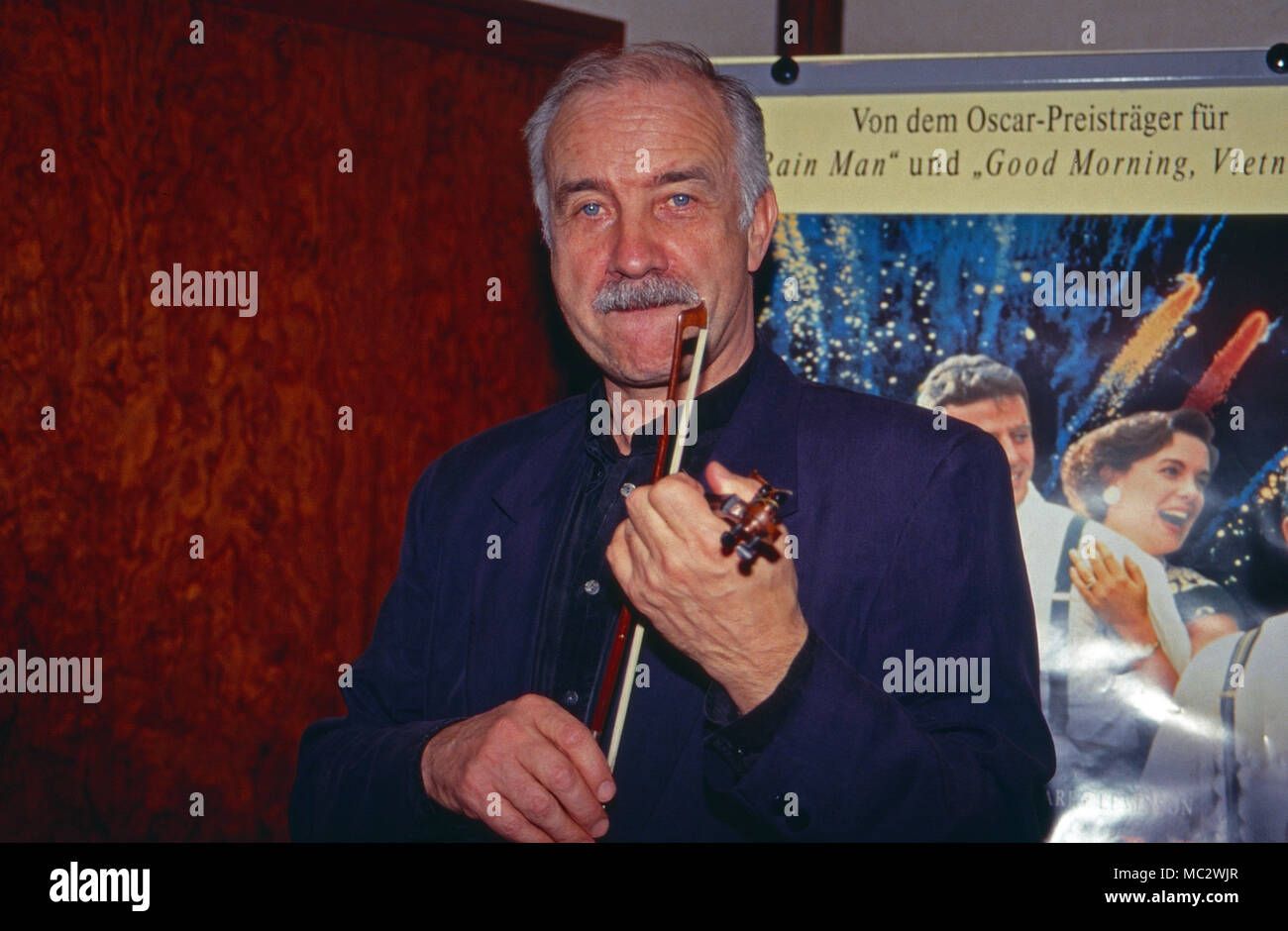 Armin Mueller Stahl, acteurs et actrices deutscher und Musiker, bei der Pressekonferenz zum Spielfilm 'Avalon' dans la région de Hamburg, Deutschland 1990. L'acteur allemand Armin Mueller-Stahl musicien et à la conférence de presse pour le film 'Avalon' à Hambourg, Allemagne 1990. Banque D'Images