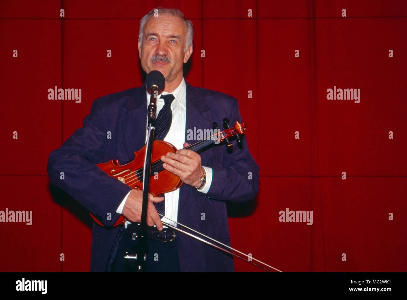 Armin Mueller Stahl, acteurs et actrices deutscher und Musiker, bei der Pressekonferenz zum Spielfilm 'Avalon' dans la région de Hamburg, Deutschland 1990. L'acteur allemand Armin Mueller-Stahl musicien et à la conférence de presse pour le film 'Avalon' à Hambourg, Allemagne 1990. Banque D'Images