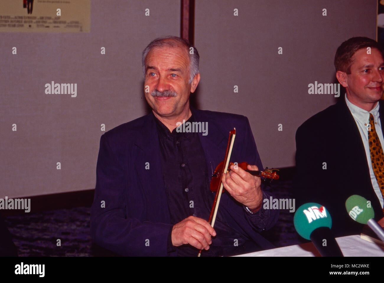 Armin Mueller Stahl, acteurs et actrices deutscher und Musiker, bei der Pressekonferenz zum Spielfilm 'Avalon' dans la région de Hamburg, Deutschland 1990. L'acteur allemand Armin Mueller-Stahl musicien et à la conférence de presse pour le film 'Avalon' à Hambourg, Allemagne 1990. Banque D'Images