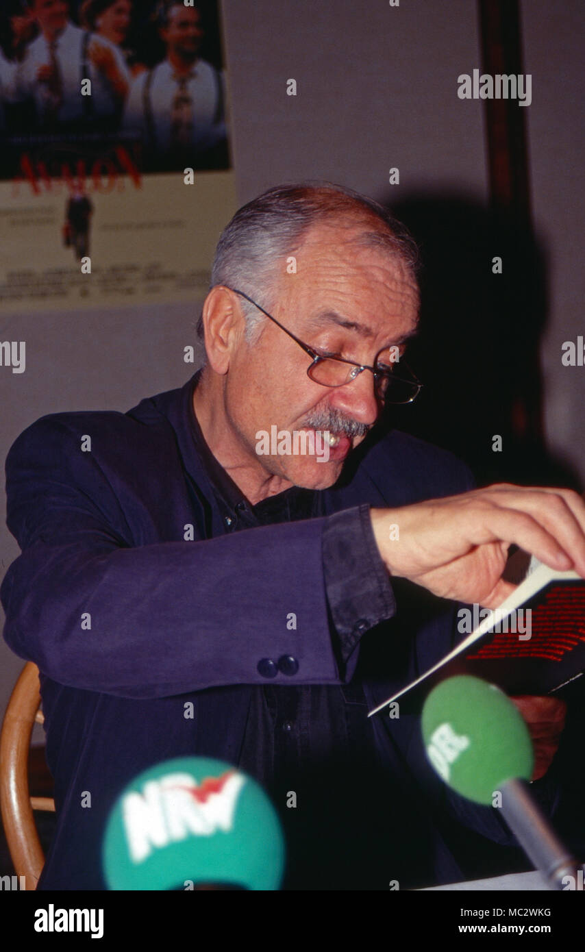 Armin Mueller Stahl, acteurs et actrices deutscher und Musiker, bei der Pressekonferenz zum Spielfilm 'Avalon' dans la région de Hamburg, Deutschland 1990. L'acteur allemand Armin Mueller-Stahl musicien et à la conférence de presse pour le film 'Avalon' à Hambourg, Allemagne 1990. Banque D'Images