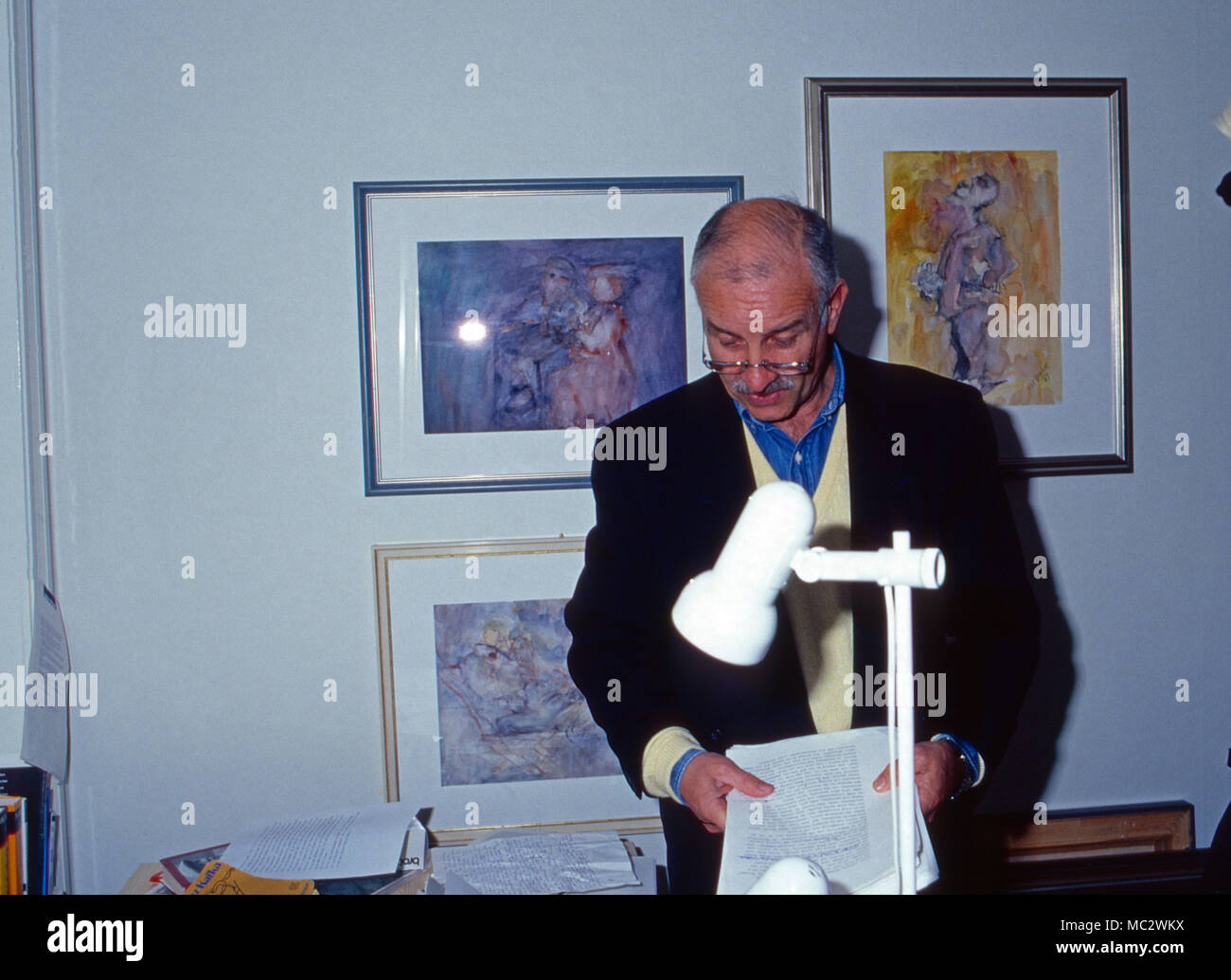 Armin Mueller Stahl, acteurs et actrices deutscher und Musiker, zu Hause à Hambourg, Allemagne 1990. L'acteur allemand Armin Mueller-Stahl et musicien dans sa maison à Hambourg, Allemagne 1990. Banque D'Images