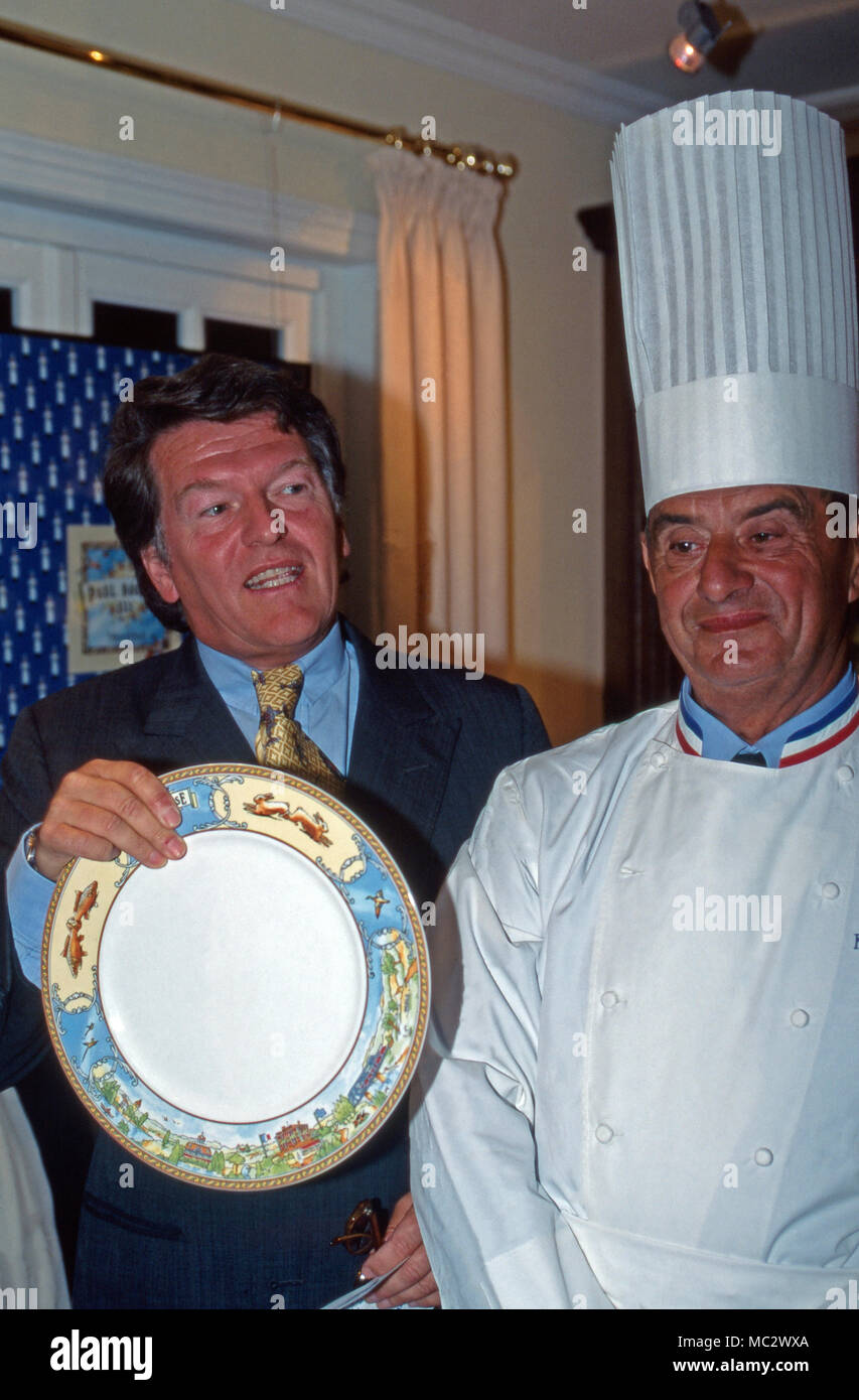 Der französische Sternekoch Paul Bocuse (156) mit Wendelin von Boch mit neuem Porzellan im Restaurant à Collonges-au-Mont-d'Or, Frankreich 1995. Haute qualité française chef Paul Bocuse (à droite) avec Wendelin von Boch avec de nouvelles plaques de la Chine au restaurant de Collonges-au-Mont-d'Or, France 1995. Banque D'Images