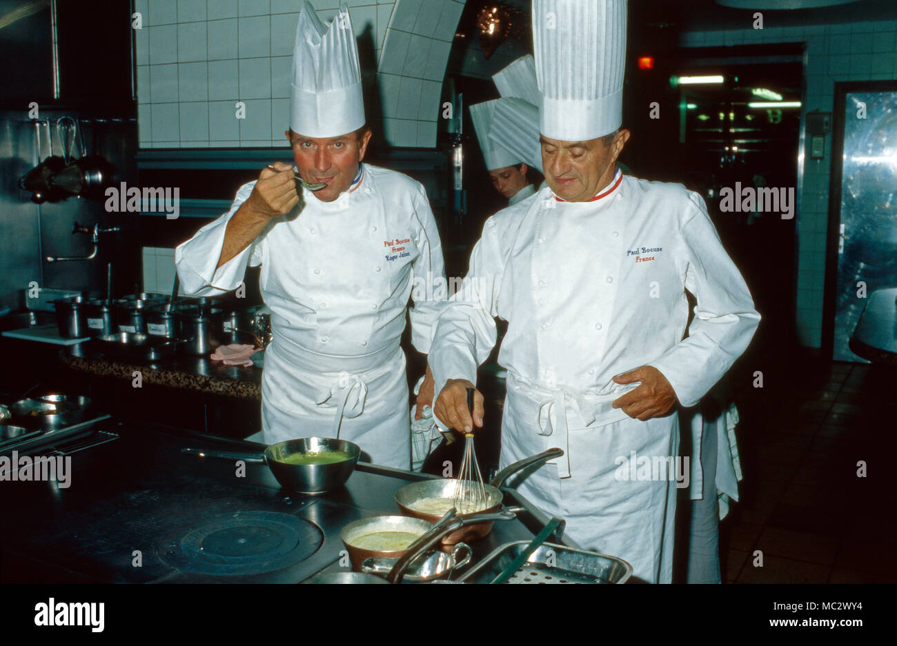 Der französische Sternekoch Paul Bocuse (156) mit Kollege Roger Jaloux dans der Küche im Restaurant à Collonges-au-Mont-d'Or, Frankreich 1995. Haute qualité française chef Paul Bocuse (à droite) avec son collègue Roger Jaloux dans la cuisine du restaurant de l'hôtel à Collonges-au-Mont-d'Or, France 1995. Banque D'Images